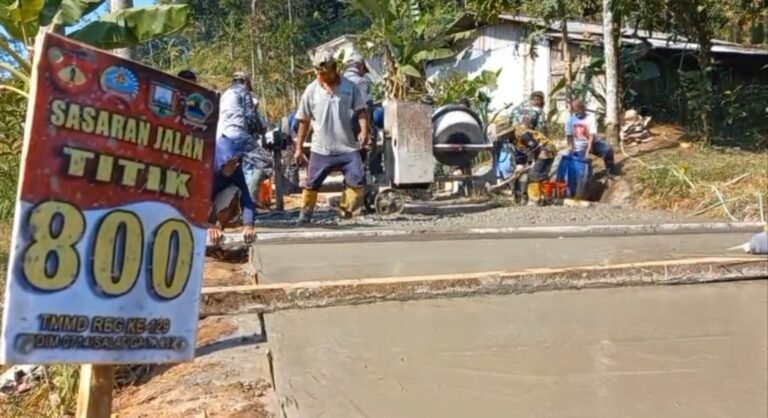 Program TNI Manunggal Membangun Desa (TMMD) Reguler ke-129 Tahun Anggaran 2026 resmi dilaksanakan di Desa Cukil, Kecamatan Tengaran, Kabupaten Semarang, selama 15 Juli hingga 13 Agustus 2026. Komandan Kodim 0714/Salatiga Fajar Hapsari Nugroho menyatakan program ini berfokus pada pembangunan jalan rabat beton sepanjang 1,25 kilometer yang menghubungkan Desa Cukil dan Desa Kemetul, disertai pembangunan rumah tidak layak huni, rehabilitasi fasilitas ibadah, serta pemberdayaan masyarakat guna meningkatkan akses dan kesejahteraan warga.