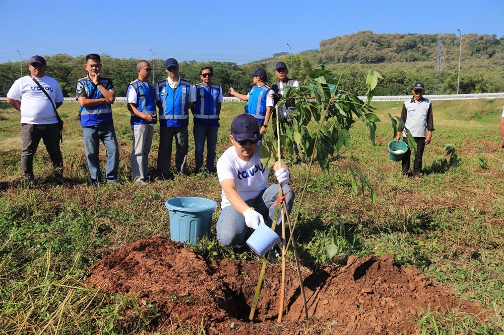 PT Jasamarga Semarang Batang melaksanakan program penghijauan dengan menanam pohon Trembesi dan Tabebuya di Simpang Susun Weleri serta sejumlah titik di sepanjang Tol Batang-Semarang. Program ini dilakukan untuk mendukung infrastruktur berkelanjutan melalui penyerapan emisi karbon, peningkatan kualitas udara, pengendalian erosi, peredaman kebisingan, dan penciptaan lingkungan jalan tol yang lebih asri bagi pengguna jalan.