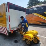 PT Jasamarga Semarang Batang melakukan uji kekesatan (Skid Resistance Test) di Ruas Tol Semarang–Batang sebagai bagian dari pemenuhan Standar Pelayanan Minimal (SPM). Pengujian ini bertujuan mengukur daya cengkeram ban terhadap permukaan jalan agar risiko kendaraan tergelincir dapat diminimalkan, sekaligus menjadi dasar pelaksanaan pemeliharaan demi menjaga keamanan, kenyamanan, dan keselamatan pengguna jalan tol.
