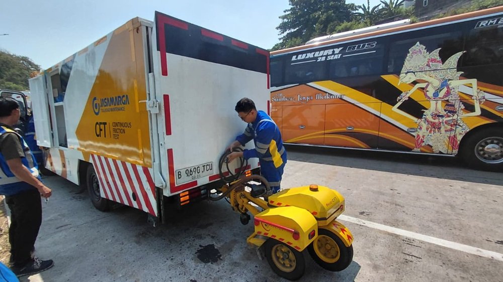 PT Jasamarga Semarang Batang melakukan uji kekesatan (Skid Resistance Test) di Ruas Tol Semarang–Batang sebagai bagian dari pemenuhan Standar Pelayanan Minimal (SPM). Pengujian ini bertujuan mengukur daya cengkeram ban terhadap permukaan jalan agar risiko kendaraan tergelincir dapat diminimalkan, sekaligus menjadi dasar pelaksanaan pemeliharaan demi menjaga keamanan, kenyamanan, dan keselamatan pengguna jalan tol.
