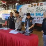 Satreskrim Polres Salatiga menangkap buronan yang diduga menjadi otak sindikat pembobolan rekening bank swasta di Kabupaten Sidenreng Rappang, Sulawesi Selatan. Sindikat tersebut diduga menguras saldo nasabah hingga Rp750.747.508 dengan membeli data rekening secara daring, membuat KTP palsu, lalu mengganti kartu ATM korban di kantor cabang bank menggunakan identitas palsu.