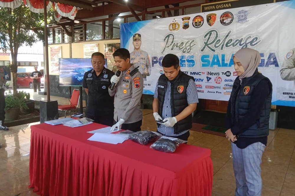 Satreskrim Polres Salatiga menangkap buronan yang diduga menjadi otak sindikat pembobolan rekening bank swasta di Kabupaten Sidenreng Rappang, Sulawesi Selatan. Sindikat tersebut diduga menguras saldo nasabah hingga Rp750.747.508 dengan membeli data rekening secara daring, membuat KTP palsu, lalu mengganti kartu ATM korban di kantor cabang bank menggunakan identitas palsu.