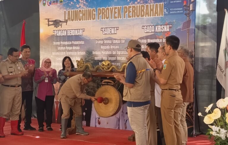Pemerintah Kabupaten Semarang meluncurkan tiga proyek perubahan, yakni Pangan Berdikari, Sadewa, dan Gada Krisna di Balai Desa Kemetul, Kecamatan Susukan, Selasa (28/7/2026). Bupati Ngesti Nugraha menyatakan program tersebut dirancang untuk memperkuat ketahanan pangan, meningkatkan kesiapsiagaan masyarakat menghadapi bencana, serta mencegah penyalahgunaan narkoba melalui kolaborasi lintas sektor dan pemberdayaan masyarakat berbasis desa.
