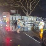 Sebuah truk box Isuzu bernomor polisi B-9973-TCH terguling di Jalan Lingkar Selatan (JLS) Salatiga, tepatnya dekat Hotel Family, Kelurahan Dukuh, Kecamatan Sidomukti, Senin (27/7/2026) malam. Kecelakaan tunggal diduga dipicu ban selip saat melintasi jalan menurun dan menikung yang licin akibat hujan. Pengemudi dan seorang penumpang mengalami luka ringan hingga fraktur, kemudian dilarikan ke RSU dr Soebarkat Tjitrodiatmodjo untuk mendapat perawatan.