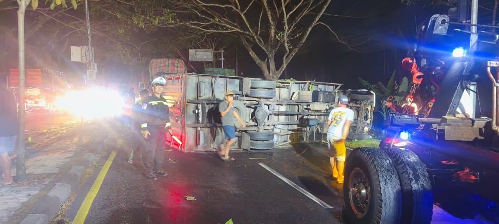 Sebuah truk box Isuzu bernomor polisi B-9973-TCH terguling di Jalan Lingkar Selatan (JLS) Salatiga, tepatnya dekat Hotel Family, Kelurahan Dukuh, Kecamatan Sidomukti, Senin (27/7/2026) malam. Kecelakaan tunggal diduga dipicu ban selip saat melintasi jalan menurun dan menikung yang licin akibat hujan. Pengemudi dan seorang penumpang mengalami luka ringan hingga fraktur, kemudian dilarikan ke RSU dr Soebarkat Tjitrodiatmodjo untuk mendapat perawatan.