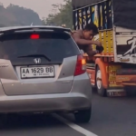 Aksi tiga remaja yang mengeluarkan separuh badan dari jendela mobil saat melaju di ruas Tol Semarang-Solo viral di media sosial. Peristiwa yang terjadi di KM 430 wilayah Kabupaten Semarang itu berujung penindakan tilang oleh personel Patroli Jalan Raya (PJR). Selain dikenai sanksi tilang, para pelaku juga diminta membuat video permintaan maaf dan menandatangani surat pernyataan agar tidak mengulangi perbuatannya karena aksi tersebut dinilai membahayakan keselamatan.