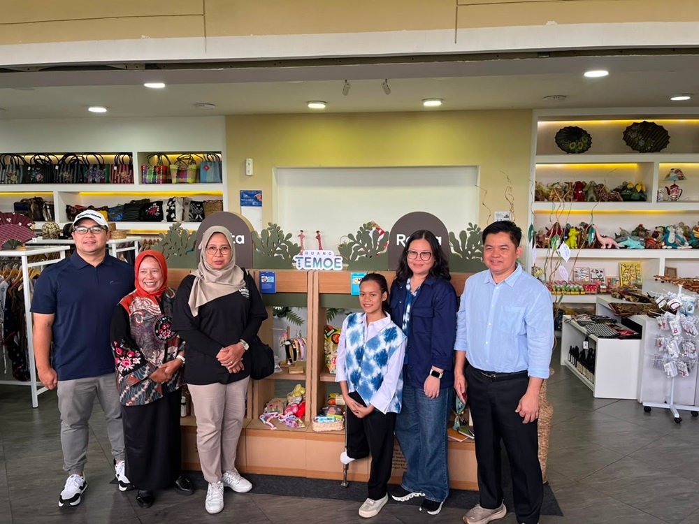Astra Infra melalui Resta Pendopo meresmikan Resta SAE Ruang Temoe di Resta Pendopo KM 456 Kabupaten Semarang, Minggu (12/7/2026), sebagai ruang inklusif bagi UMKM difabel dan neurodivergen. Program ini bertujuan memperluas akses pemasaran produk kreatif, mendorong kemandirian ekonomi, serta mendukung keberagaman dan pemberdayaan masyarakat melalui kolaborasi dengan Pemerintah Kabupaten Semarang.