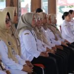 Rencana pengalihan status guru PPPK dari pemerintah daerah menjadi pegawai pemerintah pusat mulai 2027 mendapat perhatian Pemkab Semarang. BKPSDM Kabupaten Semarang menyatakan masih menunggu petunjuk teknis resmi pemerintah pusat, terutama terkait administrasi, pembiayaan, pembinaan, kewenangan, serta mekanisme pengelolaan ribuan guru PPPK dan PNS di daerah.