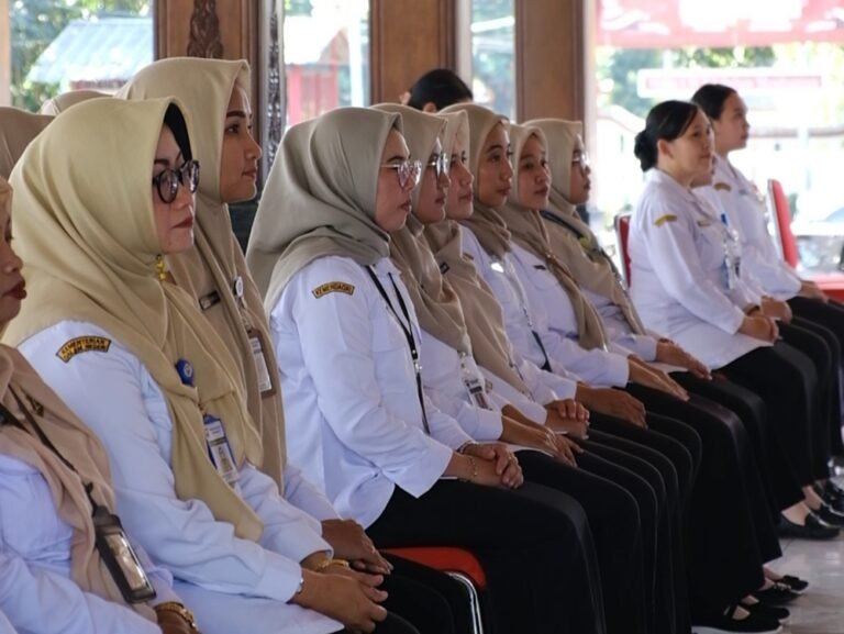 Rencana pengalihan status guru PPPK dari pemerintah daerah menjadi pegawai pemerintah pusat mulai 2027 mendapat perhatian Pemkab Semarang. BKPSDM Kabupaten Semarang menyatakan masih menunggu petunjuk teknis resmi pemerintah pusat, terutama terkait administrasi, pembiayaan, pembinaan, kewenangan, serta mekanisme pengelolaan ribuan guru PPPK dan PNS di daerah.