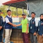Mahasiswa KKN-T IDBU 54 UNDIP menjalankan program pemberdayaan masyarakat selama 45 hari di Tanjung Anom, Kabupaten Pekalongan. Kegiatan tersebut meliputi pemanfaatan sampah plastik menjadi ecobrick, pengolahan bunga telang, digitalisasi Bank Sampah Bunga Tanjung Lestari, budidaya ikan nilem, edukasi kesehatan, serta sosialisasi keamanan digital untuk meningkatkan kemandirian dan potensi lokal warga.