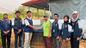 Mahasiswa KKN-T IDBU 54 UNDIP menjalankan program pemberdayaan masyarakat selama 45 hari di Tanjung Anom, Kabupaten Pekalongan. Kegiatan tersebut meliputi pemanfaatan sampah plastik menjadi ecobrick, pengolahan bunga telang, digitalisasi Bank Sampah Bunga Tanjung Lestari, budidaya ikan nilem, edukasi kesehatan, serta sosialisasi keamanan digital untuk meningkatkan kemandirian dan potensi lokal warga.