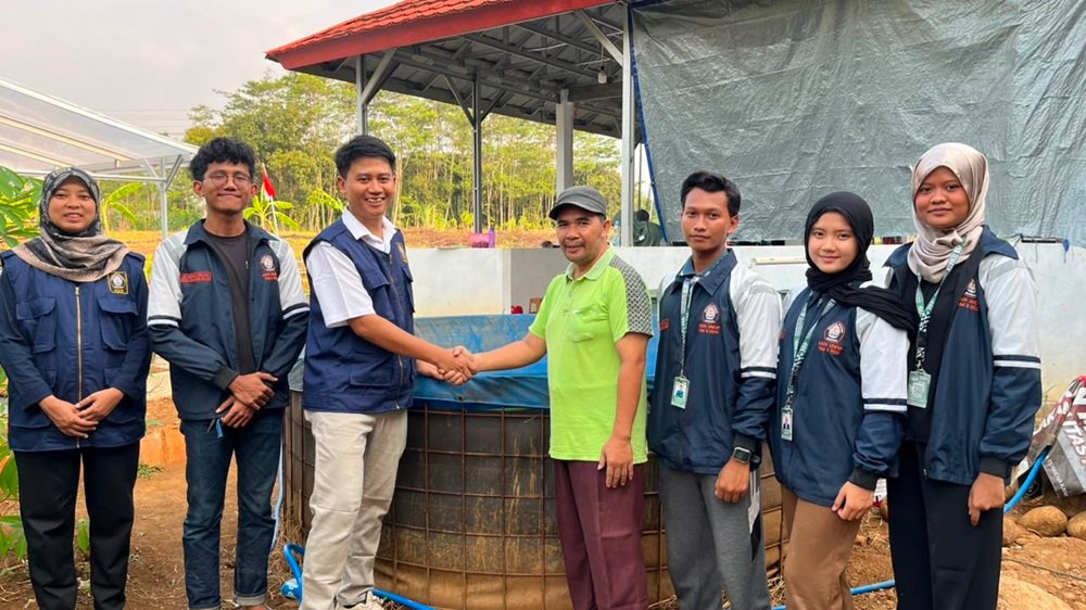 Mahasiswa KKN-T IDBU 54 UNDIP menjalankan program pemberdayaan masyarakat selama 45 hari di Tanjung Anom, Kabupaten Pekalongan. Kegiatan tersebut meliputi pemanfaatan sampah plastik menjadi ecobrick, pengolahan bunga telang, digitalisasi Bank Sampah Bunga Tanjung Lestari, budidaya ikan nilem, edukasi kesehatan, serta sosialisasi keamanan digital untuk meningkatkan kemandirian dan potensi lokal warga.