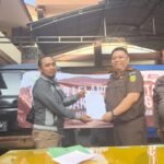 Kejaksaan Negeri Salatiga menyerahkan lima mobil hasil rampasan perkara penyalahgunaan BBM bersubsidi kepada pemenang lelang terbuka di KPKNL Semarang, Kamis (13/8/2026). Kendaraan tersebut sebelumnya dimodifikasi untuk mengangkut solar dalam jumlah besar dan menggunakan pelat nomor serta barcode BBM yang diduga telah diubah. Hasil lelang disetorkan kepada negara.