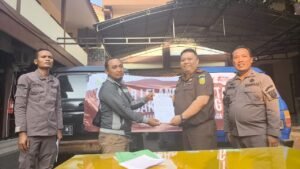 Kejaksaan Negeri Salatiga menyerahkan lima mobil hasil rampasan perkara penyalahgunaan BBM bersubsidi kepada pemenang lelang terbuka di KPKNL Semarang, Kamis (13/8/2026). Kendaraan tersebut sebelumnya dimodifikasi untuk mengangkut solar dalam jumlah besar dan menggunakan pelat nomor serta barcode BBM yang diduga telah diubah. Hasil lelang disetorkan kepada negara.