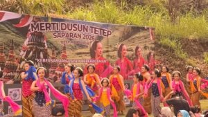 Warga Dusun Tetep, Kelurahan Randuacir, Argomulyo, Salatiga, menggelar tradisi merti dusun atau sedekah bumi di Sendang Gambir pada 19 Agustus. Kegiatan tersebut menjadi ungkapan syukur sekaligus upaya merawat warisan leluhur, sumber mata air bersejarah, kesenian lokal, serta toleransi antarumat beragama melalui doa bersama dan pertunjukan budaya.