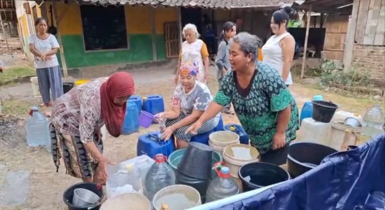 Sekitar 870 jiwa atau 260 kepala keluarga di Dusun Jagir, Desa Kedungringin, Kecamatan Suruh, Kabupaten Semarang, kembali mengalami krisis air bersih akibat musim kemarau. Kondisi yang terjadi setiap tahun ini membuat warga bergantung pada bantuan droping air, sementara pemerintah dusun terus berupaya mencari solusi permanen melalui pengeboran sumur bersama pemerintah dan BNPB.