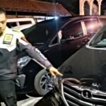 Pengemudi Toyota Innova berinisial SW, warga Ambarawa, diduga berada di bawah pengaruh minuman keras saat terlibat kecelakaan dengan Honda Vario di Jalan Fatmawati, Blotongan, Salatiga, Sabtu (16/8/2026) tengah malam. Korban mengalami luka ringan. Kedua pihak berdamai, sementara polisi tetap menilang SW karena mengemudi dalam pengaruh miras.