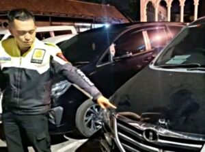 Pengemudi Toyota Innova berinisial SW, warga Ambarawa, diduga berada di bawah pengaruh minuman keras saat terlibat kecelakaan dengan Honda Vario di Jalan Fatmawati, Blotongan, Salatiga, Sabtu (16/8/2026) tengah malam. Korban mengalami luka ringan. Kedua pihak berdamai, sementara polisi tetap menilang SW karena mengemudi dalam pengaruh miras.