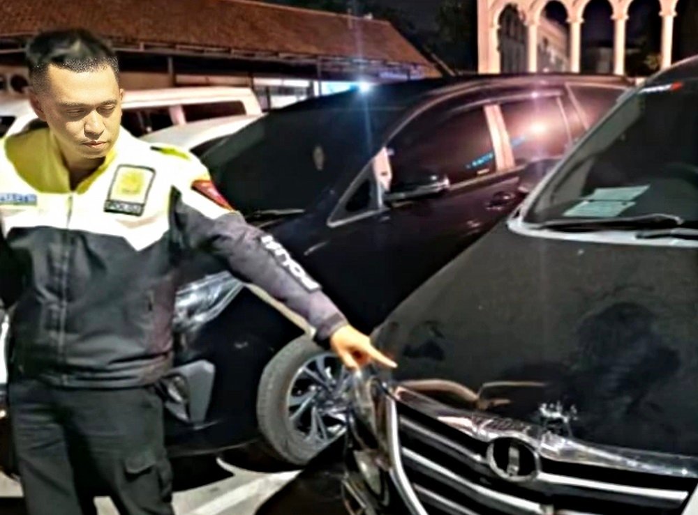Pengemudi Toyota Innova berinisial SW, warga Ambarawa, diduga berada di bawah pengaruh minuman keras saat terlibat kecelakaan dengan Honda Vario di Jalan Fatmawati, Blotongan, Salatiga, Sabtu (16/8/2026) tengah malam. Korban mengalami luka ringan. Kedua pihak berdamai, sementara polisi tetap menilang SW karena mengemudi dalam pengaruh miras.