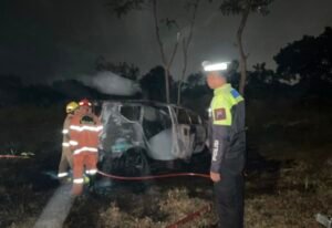 Alami Laka Tunggal Rabu Dini Hari, Innova Tergelincir hingga Terbakar di JLS Salatiga
