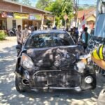 Daihatsu Ayla dan Mitsubishi L300 Pick Up bertabrakan di Simpang Empat Klampeyan, Noborejo, Argomulyo, Kota Salatiga, Selasa (25/8/2026) siang. Kecelakaan terjadi saat Ayla hendak menyeberang Jalan Pertapaan Gedono dan bertabrakan dengan L300 yang melaju dari arah Tingkir menuju Kembang. Kedua pengemudi selamat tanpa luka.
