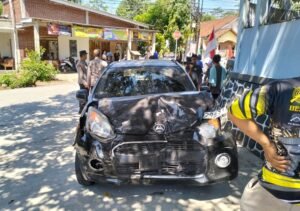 Daihatsu Ayla dan Mitsubishi L300 Pick Up bertabrakan di Simpang Empat Klampeyan, Noborejo, Argomulyo, Kota Salatiga, Selasa (25/8/2026) siang. Kecelakaan terjadi saat Ayla hendak menyeberang Jalan Pertapaan Gedono dan bertabrakan dengan L300 yang melaju dari arah Tingkir menuju Kembang. Kedua pengemudi selamat tanpa luka.