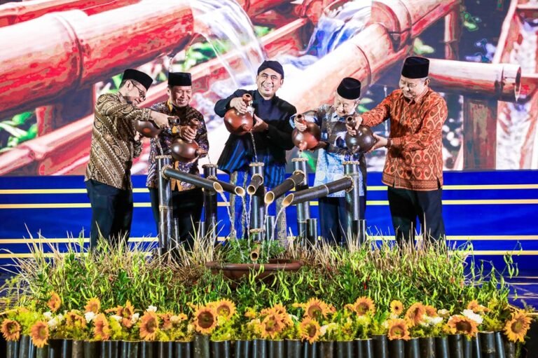 Bank Indonesia Provinsi Jawa Tengah menggelar Festival Jateng Syariah (FAJAR) 2026 di Queen City Mall Semarang pada 6–9 Agustus 2026 untuk memperkuat literasi serta ekosistem ekonomi dan keuangan syariah. Kepala Perwakilan Bank Indonesia Provinsi Jawa Tengah, M. Noor Nugroho, menyebut kegiatan ini mengedepankan kolaborasi lintas sektor melalui penguatan literasi, pengembangan Halal Value Chain, pemberdayaan UMKM, dan perluasan akses ekonomi syariah yang inklusif serta berkelanjutan.