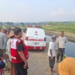Seorang remaja berinisial MYN (21), warga Kabupaten Purworejo, meninggal dunia setelah tenggelam di dam Sungai Kalimojo, Dusun Manggisan, Desa Tegalwaton, Kecamatan Tengaran, Kabupaten Semarang, Senin (3/8/2026) sore. Korban diduga tenggelam usai melompat ke sungai saat bermain bersama rekannya, kemudian dievakuasi oleh warga, polisi, PMI, dan relawan sebelum dibawa ke rumah sakit.
