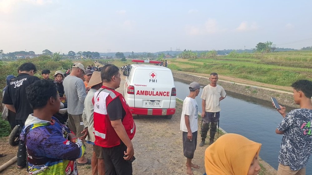 Seorang remaja berinisial MYN (21), warga Kabupaten Purworejo, meninggal dunia setelah tenggelam di dam Sungai Kalimojo, Dusun Manggisan, Desa Tegalwaton, Kecamatan Tengaran, Kabupaten Semarang, Senin (3/8/2026) sore. Korban diduga tenggelam usai melompat ke sungai saat bermain bersama rekannya, kemudian dievakuasi oleh warga, polisi, PMI, dan relawan sebelum dibawa ke rumah sakit.