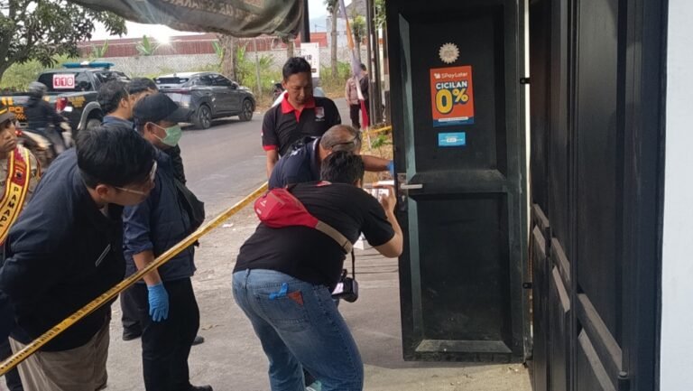 Sebuah counter handphone Royal Phone di Kelurahan Pojoksari, Kecamatan Ambarawa, Kabupaten Semarang, diduga menjadi sasaran perampokan pada Kamis (6/8/2026). Sejumlah handphone dilaporkan hilang, tiga kamera CCTV ditemukan rusak, dan pemilik toko belum diketahui keberadaannya. Kapolsek Ambarawa, Ririh Widiastuti, menyatakan Satreskrim Polres Semarang masih melakukan penyelidikan untuk mengungkap peristiwa tersebut.