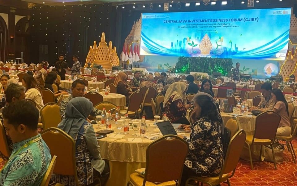 Pemprov Jawa Tengah bersama Bank Indonesia Jawa Tengah menggelar CJIBF 2026 di Jakarta, Rabu (27/8), untuk memperkuat investasi berkelanjutan. Forum tersebut menawarkan 26 proyek unggulan dan menghasilkan 37 Letter of Intent (LoI) dari 60 pertemuan bisnis dengan rencana investasi Rp19,6 triliun, di tengah realisasi investasi semester I mencapai Rp59,94 triliun.