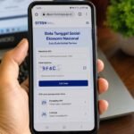 Masyarakat dapat mengecek status desil dalam Data Tunggal Sosial dan Ekonomi Nasional (DTSEN) secara online melalui laman dtsen-form.bps.go.id menggunakan NIK. Pemeriksaan dapat dilakukan untuk mengetahui kesesuaian data sosial ekonomi yang menjadi salah satu acuan penentuan sasaran bantuan. Jika data tidak sesuai, masyarakat dapat mengajukan sanggahan atau meminta bantuan desa maupun kelurahan.