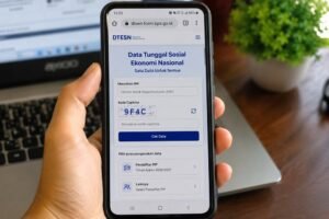 Masyarakat dapat mengecek status desil dalam Data Tunggal Sosial dan Ekonomi Nasional (DTSEN) secara online melalui laman dtsen-form.bps.go.id menggunakan NIK. Pemeriksaan dapat dilakukan untuk mengetahui kesesuaian data sosial ekonomi yang menjadi salah satu acuan penentuan sasaran bantuan. Jika data tidak sesuai, masyarakat dapat mengajukan sanggahan atau meminta bantuan desa maupun kelurahan.