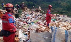 Satpol PP dan Damkar Kabupaten Semarang memperkuat upaya pencegahan kebakaran di TPA Blondo, Kecamatan Bawen, selama musim kemarau dengan penyemprotan rutin di titik rawan dan peningkatan kesiapsiagaan personel. Kepala Satpol PP dan Damkar Kabupaten Semarang, Anang Sukoco, menyebut langkah tersebut dilakukan menyusul meningkatnya kasus kebakaran yang telah mencapai 80 kejadian hingga awal Agustus 2026, didominasi kebakaran hutan dan lahan.