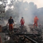 Dua kebakaran terjadi hampir bersamaan di Kecamatan Bergas dan Tengaran, Kabupaten Semarang, Selasa (4/8/2026). Kebakaran di Toko Niki Mantep diduga dipicu korsleting listrik, sedangkan kebakaran rumah di Desa Klero diduga berasal dari tungku yang masih menyala. Berkat respons cepat petugas pemadam kebakaran dan bantuan warga, kedua peristiwa berhasil dipadamkan tanpa menimbulkan korban jiwa.
