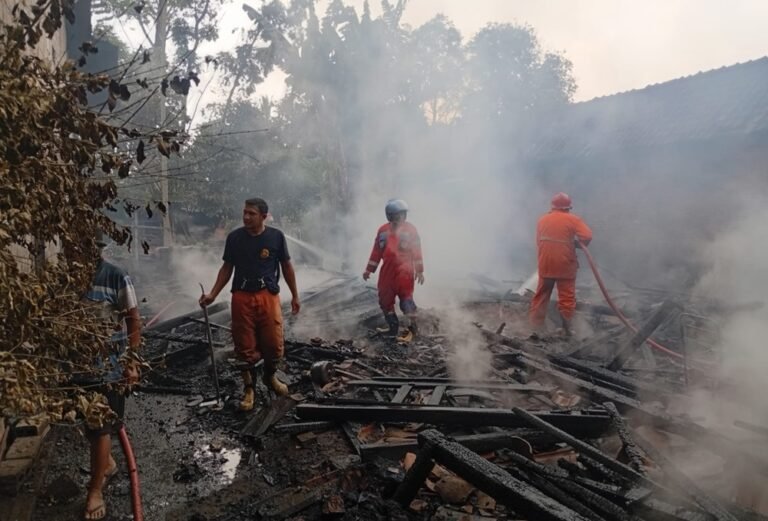 Dua kebakaran terjadi hampir bersamaan di Kecamatan Bergas dan Tengaran, Kabupaten Semarang, Selasa (4/8/2026). Kebakaran di Toko Niki Mantep diduga dipicu korsleting listrik, sedangkan kebakaran rumah di Desa Klero diduga berasal dari tungku yang masih menyala. Berkat respons cepat petugas pemadam kebakaran dan bantuan warga, kedua peristiwa berhasil dipadamkan tanpa menimbulkan korban jiwa.