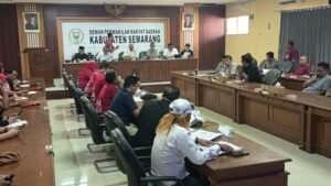 Dugaan penyalahgunaan dana Kredit Ketahanan Pangan dan Energi (KKPE) mencuat dalam audiensi Gapoktan Ngudi Hasil Desa Pakopen dengan DPRD Kabupaten Semarang, Kamis (13/8/2026). Anggota kelompok mengaku menerima dana lebih kecil dari nilai kredit dalam akad, sementara kewajiban tetap berjalan. DPRD meminta Pemkab membentuk tim untuk memfasilitasi penyelesaian.