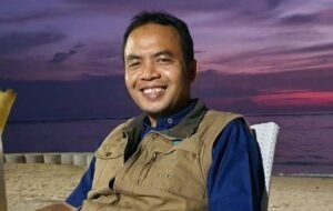Rencana pengembangan energi panas bumi di Gunung Ungaran dan Telomoyo, Jawa Tengah, dinilai perlu menyeimbangkan kebutuhan energi bersih dengan perlindungan lingkungan dan kepentingan masyarakat. Dosen Institut Islam Kuningan Dr. H. Dakhori mendorong penerapan prinsip keadilan, musyawarah, dan keberlanjutan untuk mencegah gangguan tata air, risiko geologi, serta konflik sosial.