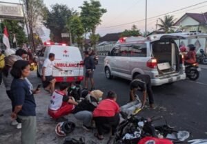 Kecelakaan lalu lintas melibatkan Honda Vario H-5153-CI dan Kawasaki Ninja AD-6999-HM di Simpang Tiga Tegalrejo, Kelurahan Tegalrejo, Argomulyo, Kota Salatiga, Minggu (9/8/2026) pagi. Pengendara Vario, P (60), warga Getasan, Kabupaten Semarang, mengalami cedera kepala setelah bertabrakan saat berbelok dan kemudian meninggal dunia setelah mendapat perawatan, sedangkan pengendara Kawasaki Ninja tidak mengalami luka serius.