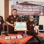 Kejaksaan Negeri Salatiga menyetorkan Rp150.297.670 hasil lelang 19 lot Barang Rampasan Negara ke Kas Negara, Kamis (20/8/2026). Lelang yang digelar melalui KPKNL Semarang pada 11–12 Agustus itu diikuti 66 peserta dan mencakup berbagai barang, mulai dari mobil, ponsel, pompa, penampungan air hingga tanah.