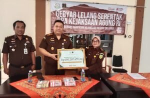 Kejaksaan Negeri Salatiga menyetorkan Rp150.297.670 hasil lelang 19 lot Barang Rampasan Negara ke Kas Negara, Kamis (20/8/2026). Lelang yang digelar melalui KPKNL Semarang pada 11–12 Agustus itu diikuti 66 peserta dan mencakup berbagai barang, mulai dari mobil, ponsel, pompa, penampungan air hingga tanah.