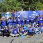 Ratusan kader Partai Demokrat Kota Salatiga menggelar aksi bersih-bersih di Taman Tingkir, Sidorejo Kidul, Kota Salatiga, Kamis (28/8/2026), sebagai bagian peringatan HUT ke-25 Partai Demokrat. Kegiatan melalui Gerakan Langit Biru Indonesia Asri tersebut mengumpulkan sedikitnya 10 kantong sampah dan dilanjutkan pembagian nasi box kepada masyarakat serta dukungan bagi UMKM sekitar.