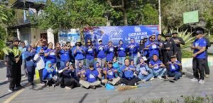 Ratusan kader Partai Demokrat Kota Salatiga menggelar aksi bersih-bersih di Taman Tingkir, Sidorejo Kidul, Kota Salatiga, Kamis (28/8/2026), sebagai bagian peringatan HUT ke-25 Partai Demokrat. Kegiatan melalui Gerakan Langit Biru Indonesia Asri tersebut mengumpulkan sedikitnya 10 kantong sampah dan dilanjutkan pembagian nasi box kepada masyarakat serta dukungan bagi UMKM sekitar.