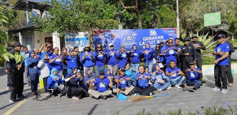 Ratusan kader Partai Demokrat Kota Salatiga menggelar aksi bersih-bersih di Taman Tingkir, Sidorejo Kidul, Kota Salatiga, Kamis (28/8/2026), sebagai bagian peringatan HUT ke-25 Partai Demokrat. Kegiatan melalui Gerakan Langit Biru Indonesia Asri tersebut mengumpulkan sedikitnya 10 kantong sampah dan dilanjutkan pembagian nasi box kepada masyarakat serta dukungan bagi UMKM sekitar.