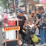Satpol PP Kota Salatiga mengedukasi dan mengajak pedagang kaki lima (PKL) bermotor yang berjualan di lingkar dalam Alun-alun Pancasila untuk pindah secara sukarela, Rabu (19/8/2026). Langkah tersebut dilakukan karena aktivitas berjualan dan parkir kendaraan di area tersebut dilarang, sekaligus untuk menjaga ketertiban dan kenyamanan warga dengan pendekatan humanis.