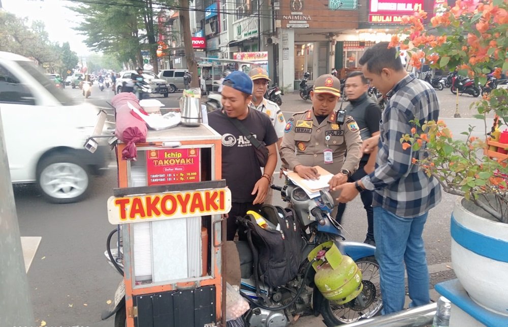 Satpol PP Kota Salatiga mengedukasi dan mengajak pedagang kaki lima (PKL) bermotor yang berjualan di lingkar dalam Alun-alun Pancasila untuk pindah secara sukarela, Rabu (19/8/2026). Langkah tersebut dilakukan karena aktivitas berjualan dan parkir kendaraan di area tersebut dilarang, sekaligus untuk menjaga ketertiban dan kenyamanan warga dengan pendekatan humanis.