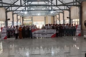 Kejaksaan Negeri Salatiga memberikan penyuluhan hukum dan kampanye antikorupsi kepada sekitar 150 siswa SMAN 3 Salatiga melalui program Jaksa Masuk Sekolah, Senin. Kegiatan tersebut bertujuan menanamkan kesadaran hukum, kejujuran, integritas, dan tanggung jawab sejak dini, sekaligus mengenalkan bahaya HIV/AIDS serta pengelolaan sampah kepada para pelajar.