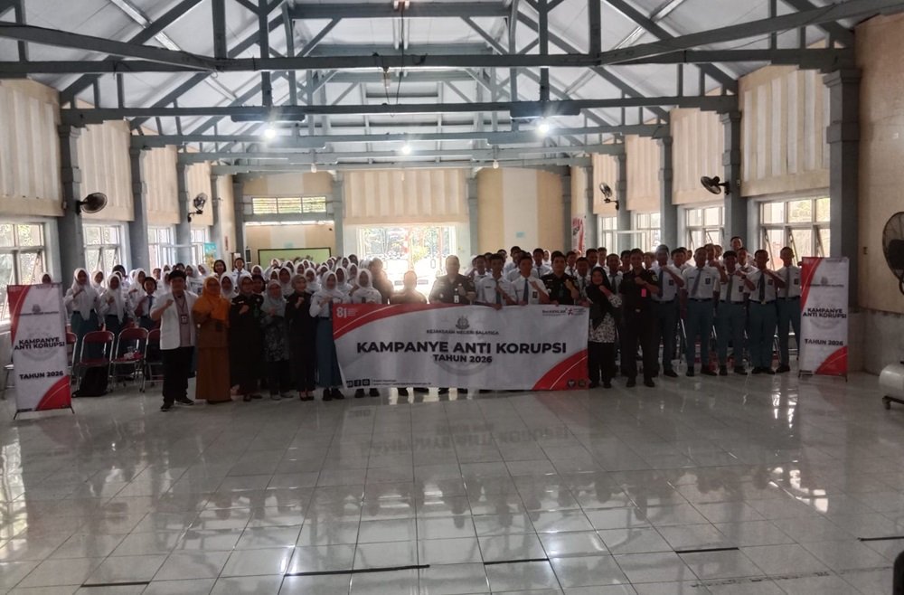 Kejaksaan Negeri Salatiga memberikan penyuluhan hukum dan kampanye antikorupsi kepada sekitar 150 siswa SMAN 3 Salatiga melalui program Jaksa Masuk Sekolah, Senin. Kegiatan tersebut bertujuan menanamkan kesadaran hukum, kejujuran, integritas, dan tanggung jawab sejak dini, sekaligus mengenalkan bahaya HIV/AIDS serta pengelolaan sampah kepada para pelajar.