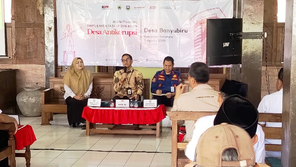 Komisi Pemberantasan Korupsi (KPK) RI melakukan monitoring implementasi indikator Desa Antikorupsi di Desa Banyubiru, Kecamatan Banyubiru, Kabupaten Semarang, Rabu (5/8/2026). Ketua Tim Monitoring sekaligus Direktur Pembinaan Peran Serta Masyarakat KPK, Aris Dedy Arham, meminta pemerintah desa lebih tertib menyusun laporan keuangan BUMDes setiap semester sesuai ketentuan, sekaligus memastikan komitmen desa dalam menerapkan tata kelola pemerintahan yang transparan dan akuntabel.