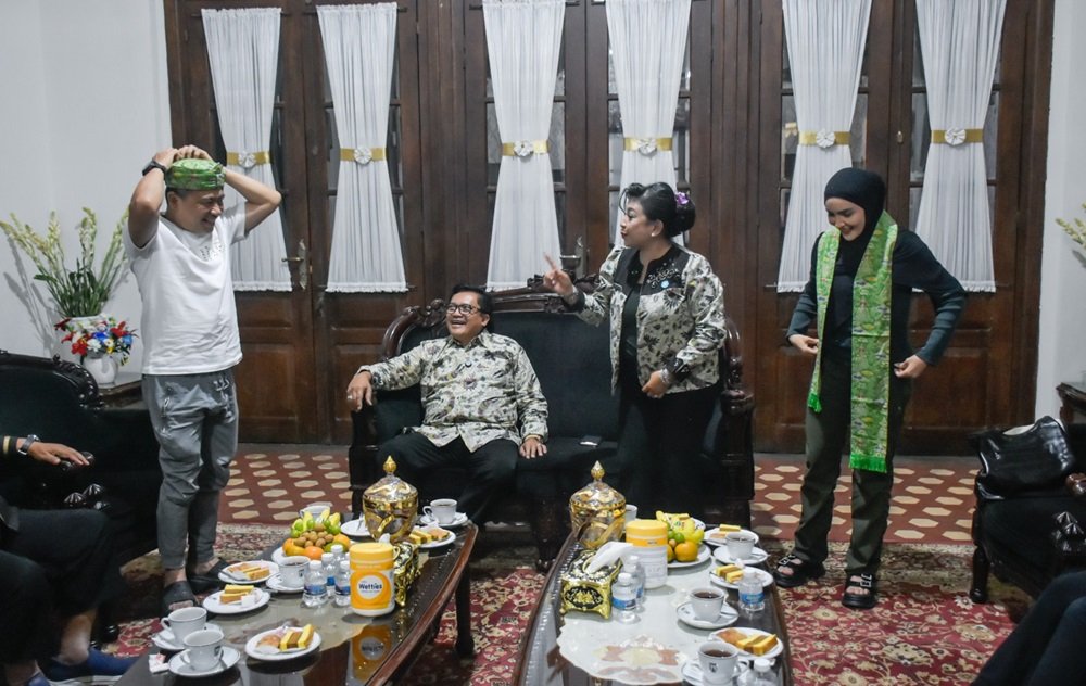 Artis nasional Anang Hermansyah dan Ashanty mengunjungi Kota Salatiga pada Selasa (18/8/2026) malam untuk menjajaki pemanfaatan sejumlah lokasi sebagai tempat pengambilan gambar film. Didampingi Wali Kota Salatiga Robby Hernawan, rombongan juga menikmati suasana kota sekaligus mengenal potensi budaya, kuliner, UMKM, dan ekonomi kreatif setempat.